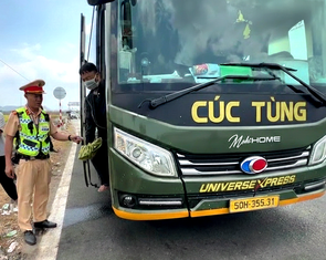 'Nhồi nhét' thêm 13 người trên cao tốc, chủ và tài xế xe khách bị phạt gần 100 triệu đồng