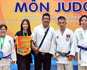 Một gia đình trưởng thành trên thảm judo