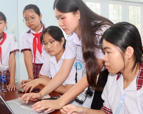 Sinh viên mang tri thức số, tư vấn sức khỏe đến bà con xã đảo Thạnh An