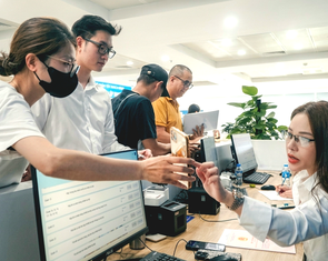 Con người làm chủ công nghệ