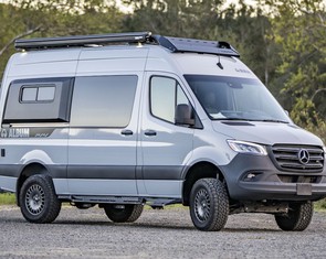 Mercedes-Benz Sprinter thành nhà di động xa xỉ, tủ chứa đồ kiêm luôn nhà tắm