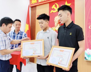 Tặng giấy khen cho hai nam sinh cứu nữ sinh nhảy cầu