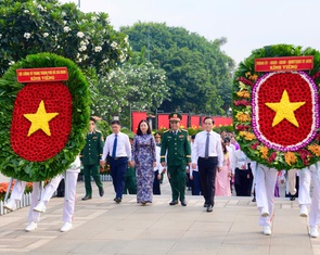 Lãnh đạo TP.HCM dâng hương tưởng nhớ Chủ tịch Hồ Chí Minh, các Anh hùng liệt sĩ