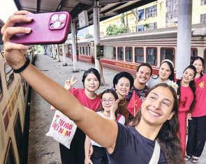 Đi chuyến tàu đoàn viên mừng 51 năm ngày thống nhất đất nước