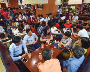 Chào nhau giữa cõi cà phê