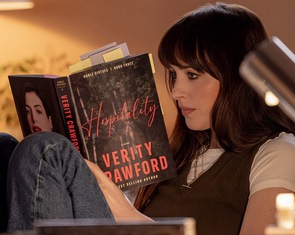 Anne Hathaway và Dakota Johnson trao nụ hôn đẫm máu trong teaser Verity