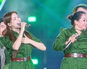 Hòa Minzy rủ ‘người Việt mình thương nhau’, 40.000 khán giả hô vang ‘Tự hào là người Việt Nam’