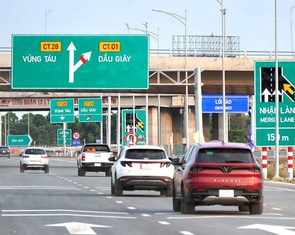 Bắt đầu cho xe vào cao tốc Biên Hòa - Vũng Tàu, đi tốc độ không quá 80km/h