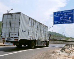 Ngày đầu thông xe cao tốc từ Quảng Ngãi tới hầm Cù Mông: Lượng xe chưa nhiều