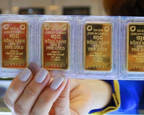 Giá vàng thế giới giảm sâu, có lúc về sát 4.500 USD/ounce