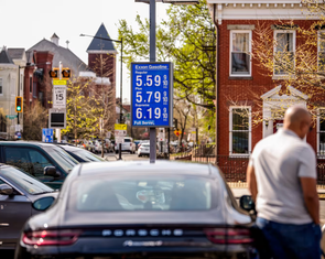 Giá dầu tăng vọt 12% khi xung đột Iran chưa có dấu hiệu hạ nhiệt