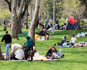 Người dân Tehran vẫn dã ngoại, nướng thịt bất chấp ông Trump đe dọa 'đưa Iran về thời đồ đá'