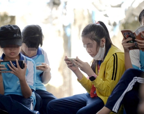 Hệ lụy khó lường khi trẻ em mê điện thoại