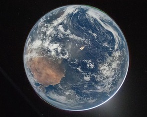 Phi hành đoàn Artemis II gửi ảnh Trái đất huyền ảo từ 160.000km