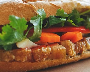 Bánh mì heo quay bất ngờ vào top 100 món ngon nhất Đông Nam Á, qua mặt cả phở
