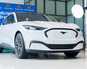 Tin tức giá xe: Ford Mustang Mach-E giảm giá kỷ lục gần 1 tỉ đồng, còn được sạc miễn phí 5 năm