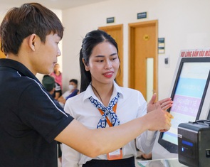 Bị đòi truy thu bảo hiểm y tế, dọa không trả lương khi làm thêm: Sinh viên phải làm gì?
