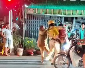 Làm rõ clip nhóm người cản trở cảnh sát giao thông kiểm tra nồng độ cồn ở chợ Hưng Long