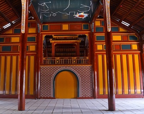 Nhà hát cung đình độc đáo nhất Việt Nam đang bị trùng tu ra sao?