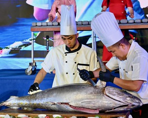 Khách Tây, khách ta thích thú xem phi lê cá ngừ, ăn sashimi thoải mái
