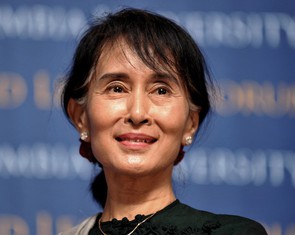 Myanmar công bố hình ảnh bà Aung San Suu Kyi rời nhà tù sang quản thúc tại gia