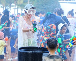 Đến biển Đà Nẵng, du khách vui 'quên lối về' khi tham gia đại chiến súng nước