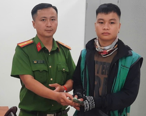 Tài xế Grab nhặt hơn 30 triệu đồng mang đến công an tìm người đánh rơi