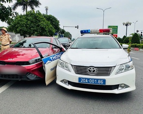 Vi phạm nồng độ cồn và chạy quá tốc độ, nam tài xế tông gãy cửa xe cảnh sát giao thông