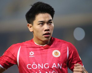 Đình Bắc lập cú đúp giúp Công An Hà Nội chạm 1 tay vào chức vô địch V-League