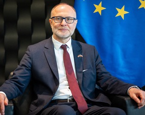 Bộ trưởng Quốc phòng Latvia từ chức vì để lọt drone, Nga - Ukraine tố nhau vi phạm ngừng bắn