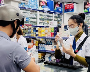 AI lấn sâu, 'chạm' từng hộp sữa, viên thuốc