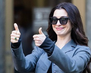 Phối đồ sành điệu như Anne Hathaway trong The Devil Wears Prada 2