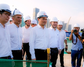 Cầu đi bộ qua sông Sài Gòn thành hình, sắp lai dắt vòm thép hình tượng lá dừa nước về lắp dựng