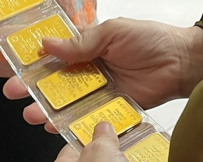 Giá vàng giảm mạnh vì nỗi lo Fed tăng lãi suất