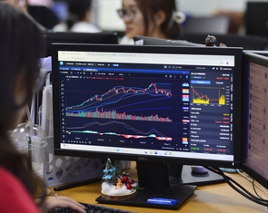 Cổ phiếu 'dòng P' nổi sóng, giải cứu VN-Index ngoạn mục cuối phiên