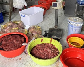 Làm nội trợ chứ đâu phải chuyên gia hóa học, đi chợ còn phải biết cách phân biệt thịt giả