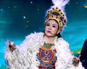Thanh Ngân và hai cô đào hát