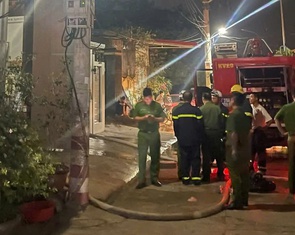 Phát hiện 1 thi thể trong căn nhà 2 tầng bốc cháy lúc rạng sáng ở Hà Nội