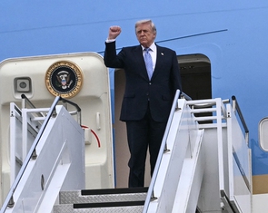 Ông Trump giơ nắm tay thể hiện quyết tâm khi lên chuyên cơ rời Trung Quốc