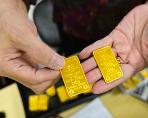 Chiều nay, giá vàng và giá bạc cùng giảm sâu