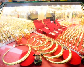 Đọc nhanh 15-5: Giá dầu neo cao, USD mạnh gây sức ép lên vàng
