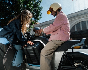 Xe máy điện cho người không có ô tô: Cốp to gấp 3 lần Honda Lead, chở được cả tuần đồ ăn, 140km/sạc