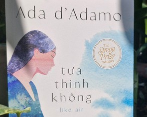 Tựa thinh không, quyển sách của người mẹ viết trên giường bệnh và cô con gái khuyết tật não