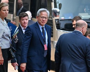 Ông Trump xác nhận Trung Quốc chưa duyệt mua chip AI Nvidia