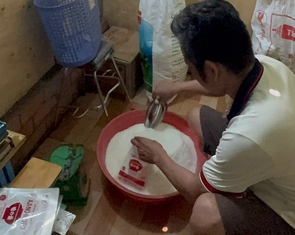 Công an TP.HCM bắt nhóm làm bột ngọt Ajinomoto giả, lên đến hàng tấn