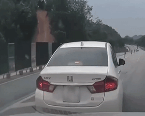 Quay đầu xe trên cao tốc 2 làn, tài xế giải thích 'do có người đi cấp cứu'