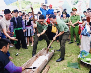 Công an và người dân rộn ràng thi giã bánh dày, nấu cỗ tại ngày hội 'Vì bình yên bản làng'