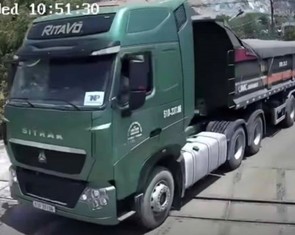 Xử phạt tài xế xe đầu kéo biển số TP.HCM tông gãy cần chắn đường sắt ở Khánh Hòa