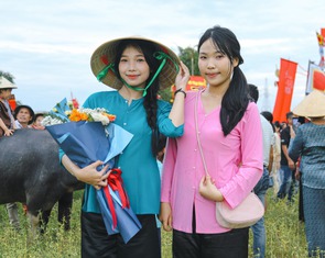 Người Đà Nẵng rước Thần Nông, làm lễ trước đá thần nhân lễ hội mục đồng làng Phong Lệ