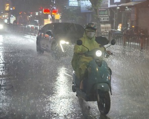 Mưa dông đang trút xuống TP.HCM, càng về tối càng lan rộng